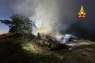 Monte Urano - Incendio all’alba in una concimaia